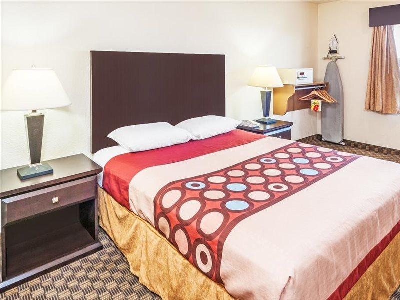 Super 8 By Wyndham Calgary/Airport Hotel Kültér fotó