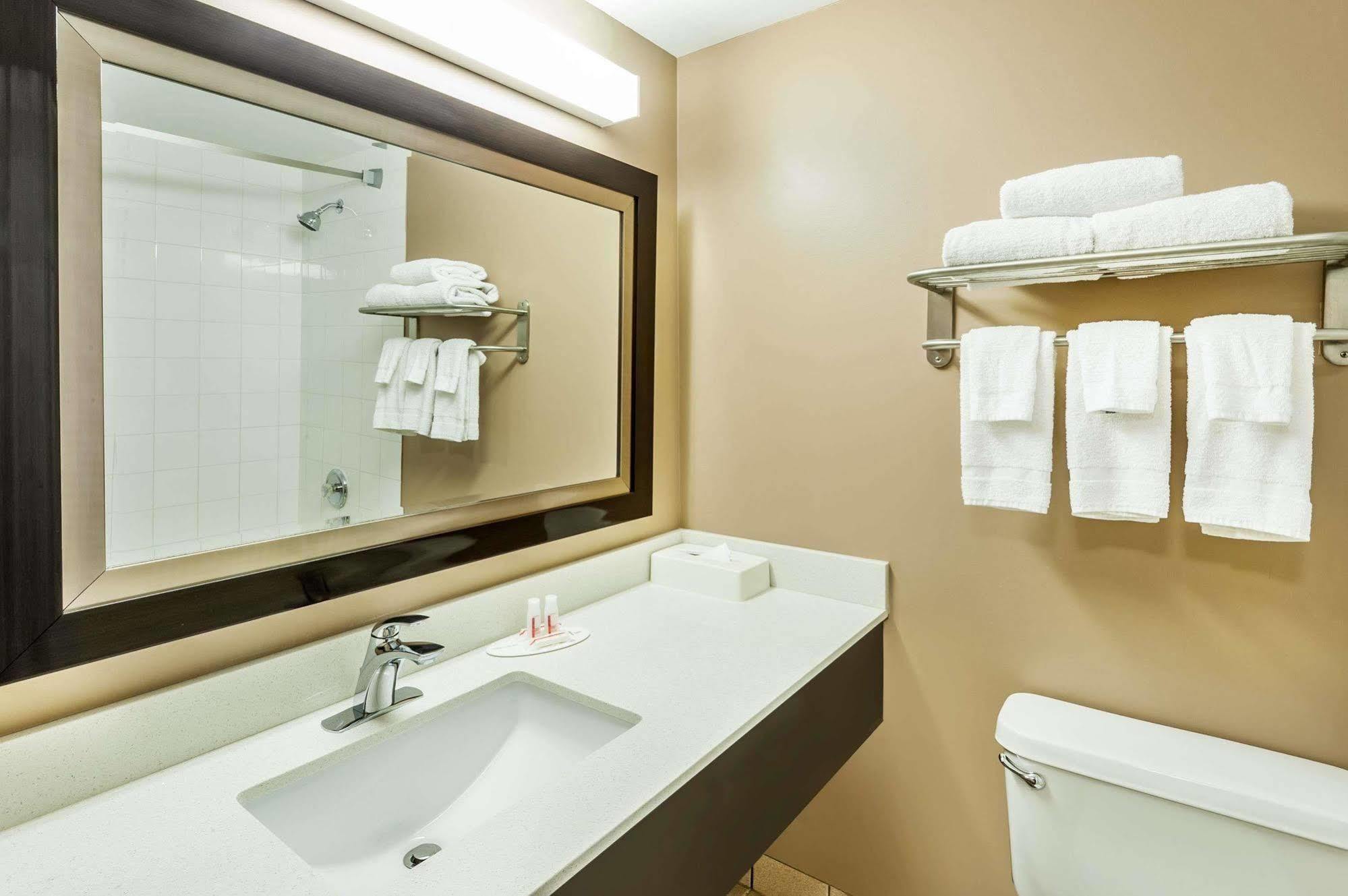 Super 8 By Wyndham Calgary/Airport Hotel Kültér fotó