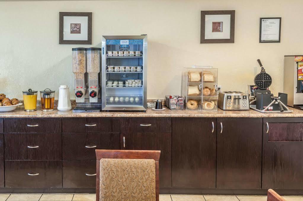 Super 8 By Wyndham Calgary/Airport Hotel Kültér fotó